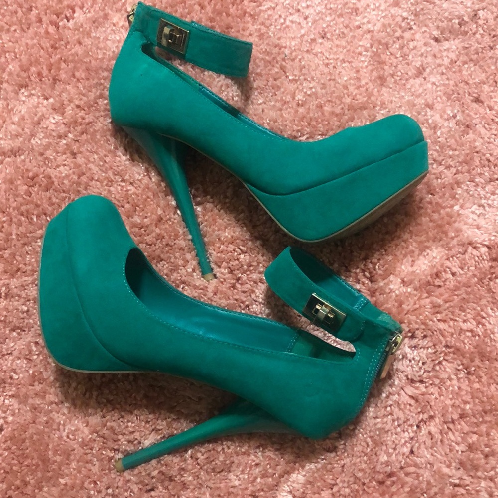 ✨NEW LISTING ✨ Emerald Green Platform Pumps